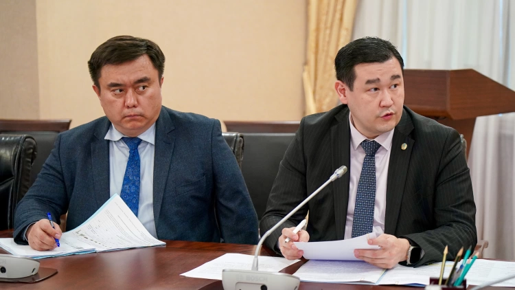Чиновники выехали в регионы страны для борьбы с саранчой