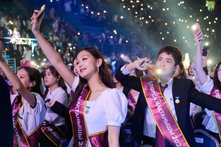 Собирать деньги на выпускные запретят в Казахстане