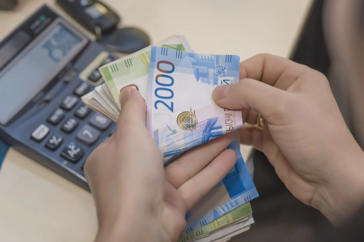 Количество денежных переводов из Казахстана в РФ выросло на 69%