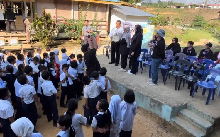 Поклонники Димаша открыли библиотеку в сельской школе в Малайзии