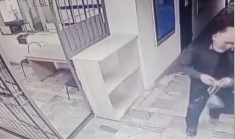 Стрелял из рогатки в подчиненных: в области Абай начальник отдела полиции лишён должности