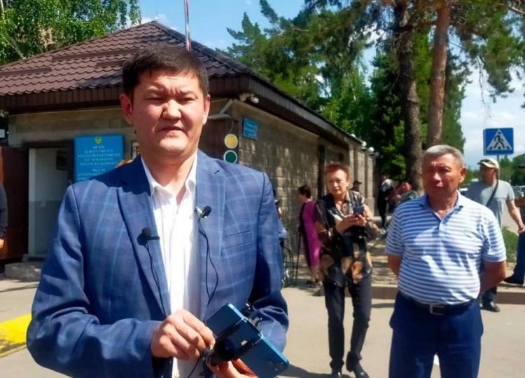 Отказаться от своих убеждений в обмен на свободу предложили казахстанскому журналисту