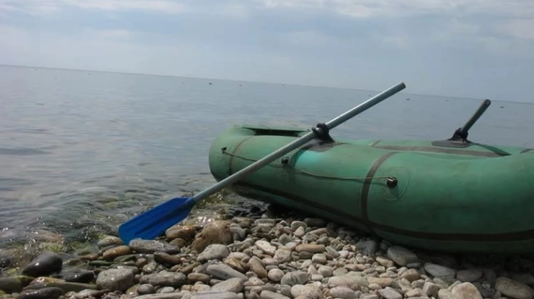На побережье Каспийского моря спасены пять человек