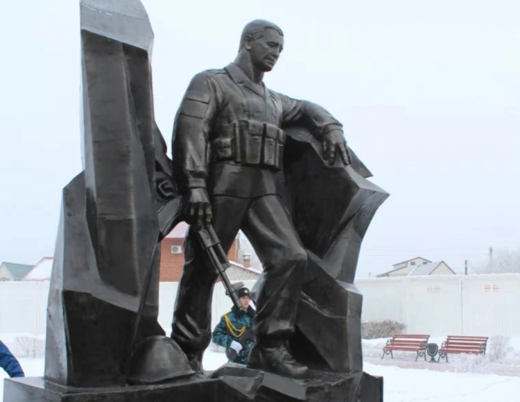 Житель Уральска требует снести памятник воинам-афганцам, установленный на его участке