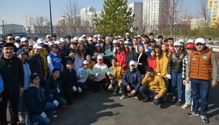Глава государства принял участие в городском субботнике