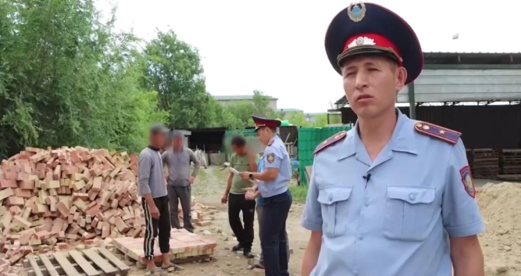 Большую группу трудовых мигрантов задержали на одном из строительных объектов в Текели