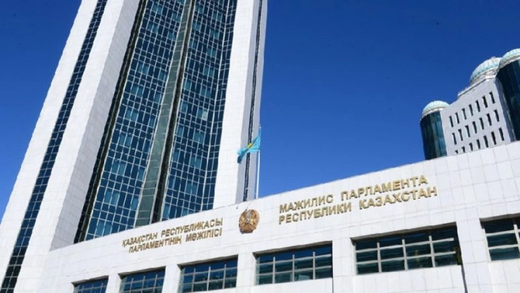 Депутаты казахстанского парламента ушли на каникулы