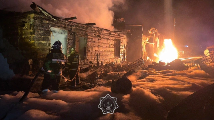 Взрыв прогремел в Семее: загорелись автомойка и частные дома