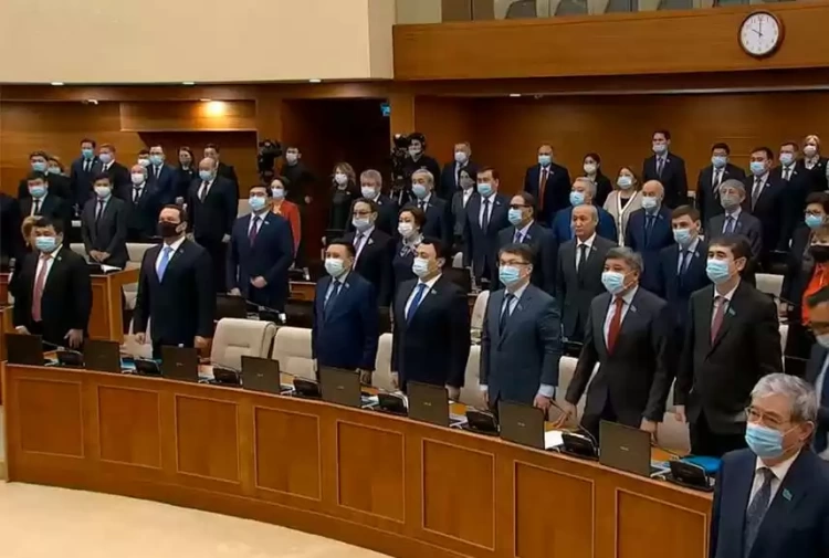 В парламенте почтили минутой молчания память погибших в ходе трагического января