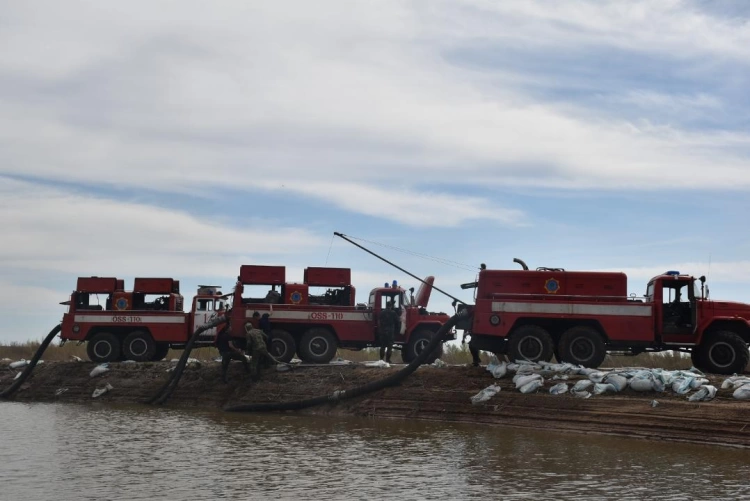 В  Кульсары  продолжаются работы по откачке воды