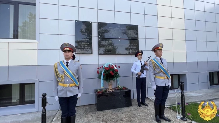 Герою Казахстана Газизу Байтасову открыли мемориал в Талдыкоргане