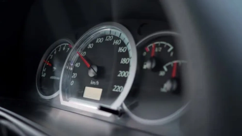 Сажать на 15 суток и лишать водительских прав за превышение скорости более 60 км/час предлагают депутаты