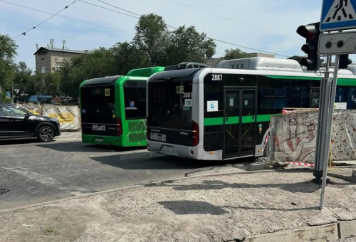 Автобус в Алматы провалился в засыпанную траншею