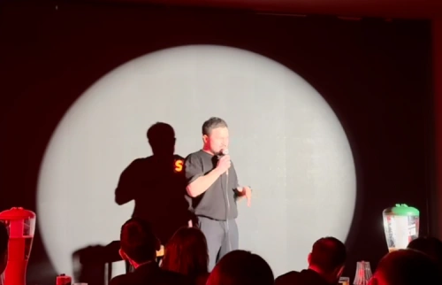 Стендап-комика арестовали за нецензурную лексику на выступлении