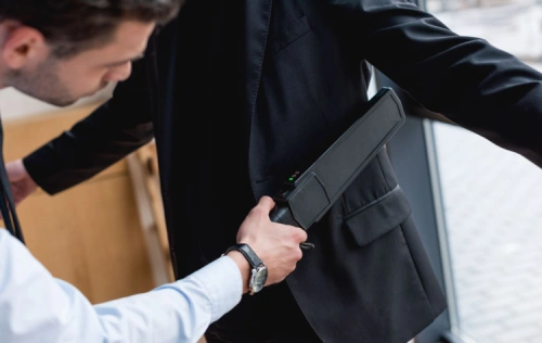 Почему в школах не ставят металлодетекторы