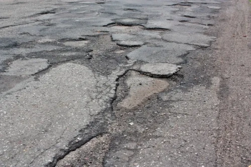 Водители не будут платить за разбитые участки платных дорог – с ямами и дефектами