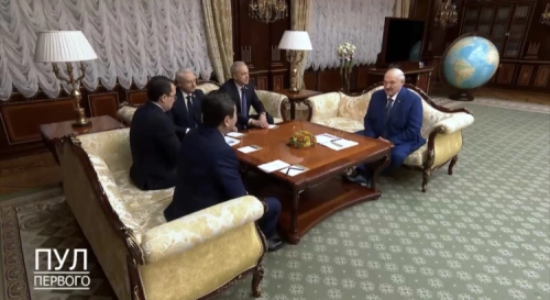 Лукашенко заявил о готовности помочь Казахстану в обновлении Конституции