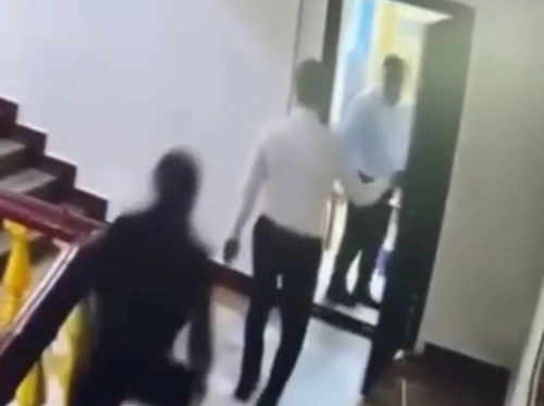 В соцсетях появилось видео драки Серика Сапиева с его заместителем