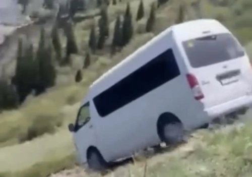 Автобус упал с обрыва у Кольсайских озер