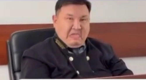 Судья в Шымкенте показал язык журналистке во время процесса