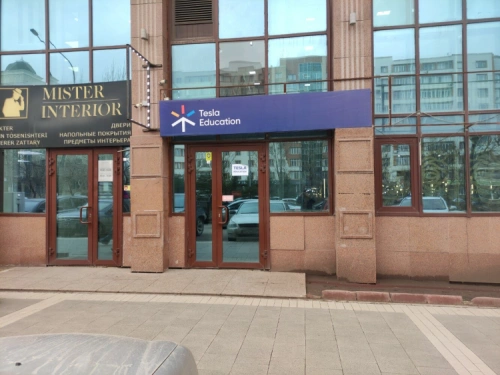 Тысячи учеников остались без занятий после закрытия филиалов «Tesla Education»
