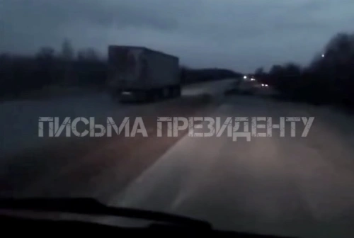 Опасная логистика: фуры в Костанайской области уходят на встречку из-за разбитой трассы