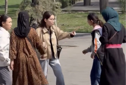 В Алматы подростки терроризируют прохожих: полиция начала проверку