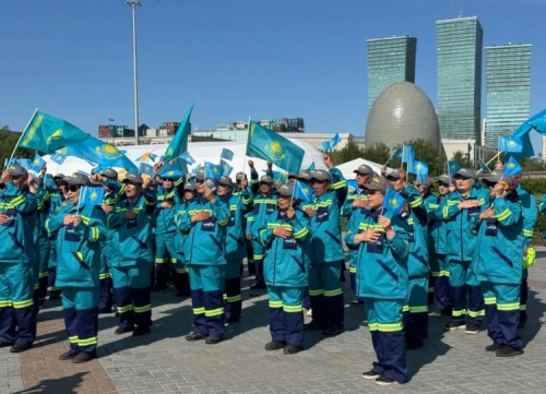 В Астане около 100 коммунальных работников  исполнили Государственный Гимн