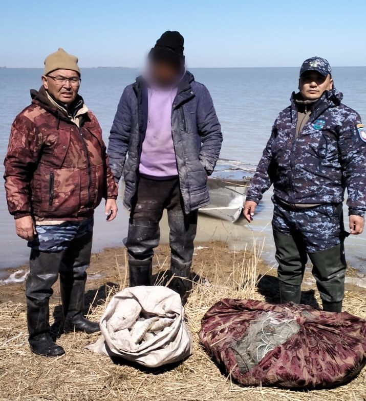 Браконьера с моторной лодкой, сетями и незаконным уловом задержали на озере Алаколь в Жетісу