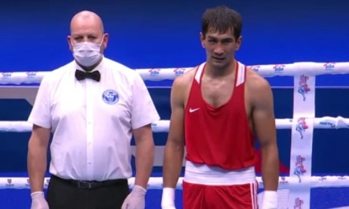 Казахстанский боксер нокаутом выиграл бой чемпионата мира-2021