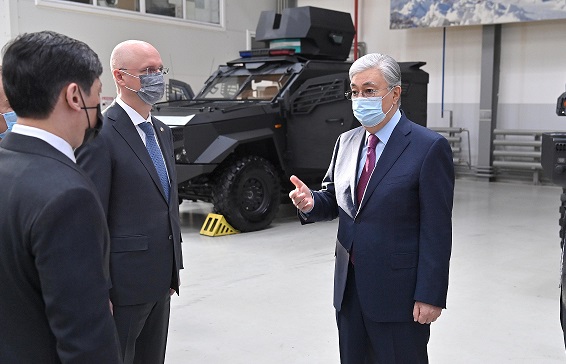 Президент Токаев посетил оборонное предприятие