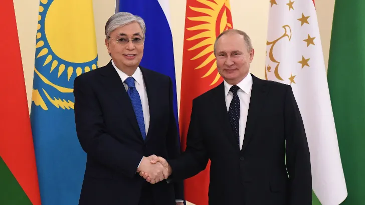 Казахстан выполняет договоренности с Россией, не нарушая западных санкций – Токаев