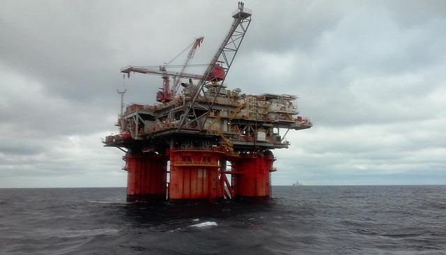 Лукойл до 2031 года начнет добывать нефть на трех новых месторождениях на Каспии