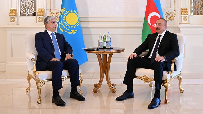 Токаев провел встречу с президентом Азербайджана Алиевым