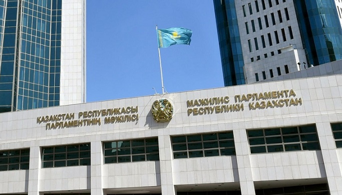 Мажилис одобрил поправки по сокращению полномочий президента