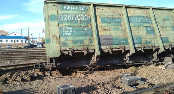 В Атырауской области четыре грузовых вагона сошли с рельсов