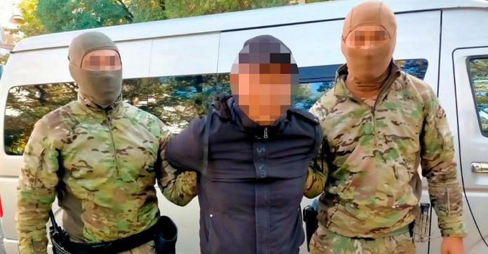 КНБ задержал членов ОПГ, вымогавших деньги у иностранцев