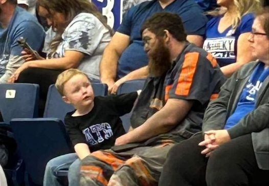 Шахтер привел сына на баскетбольный матч и стал звездой соцсетей