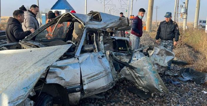 6 человек погибли в результате столкновения поезда с автомобилем в Жамбылской области