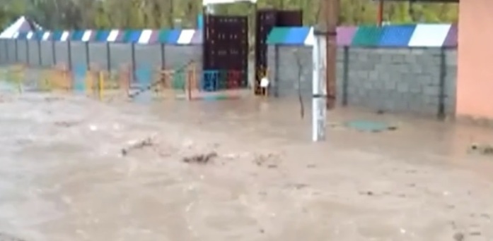 Из-за ливней целый аул оказался под водой в Туркестанской области