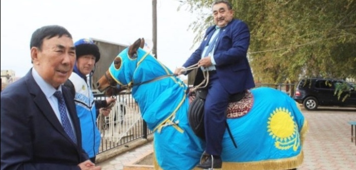 Депутату подарили коня с накидкой похожей на государственный флаг