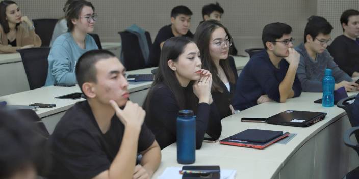 Назарбаев университетінің құрылысшы мамандығы студенттері әлеуетті жұмыс берушімен кездесті 