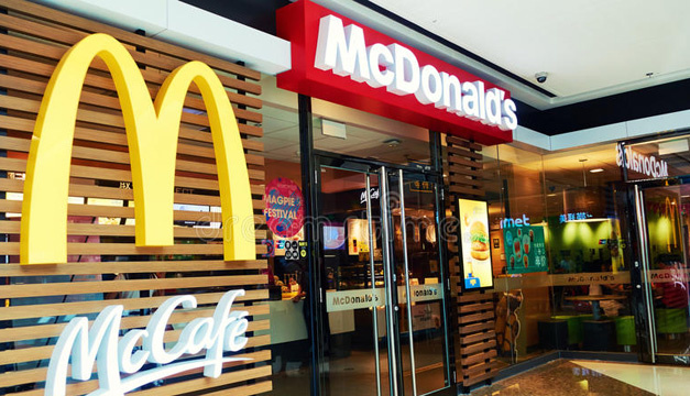 Демонтаж логотипов McDonald's начали со зданий ресторанов сети