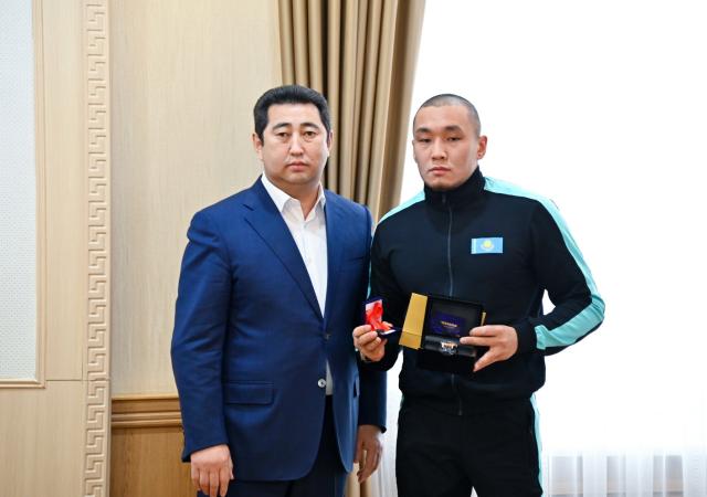 Ерболу Хамитову вручили ключи от служебной квартиры