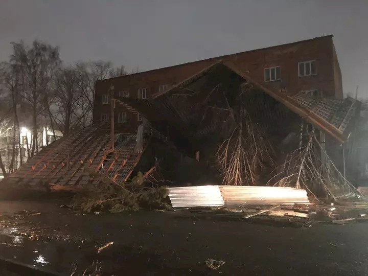 Из-за порыва ветра в Павлодаре люди остались без света