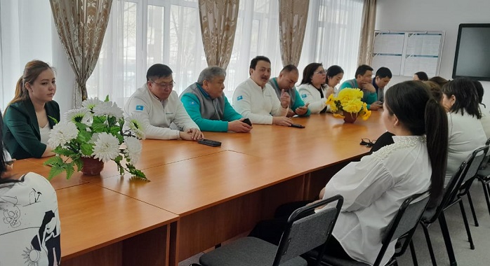 Ұлытау облысында кандидаттар ұстаздар қауымымен кездесті