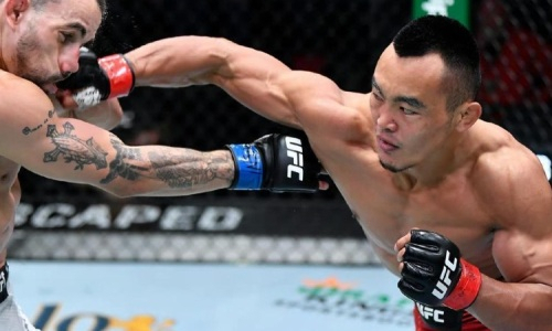 Бой казаха против американца в UFC закончился нокаутом