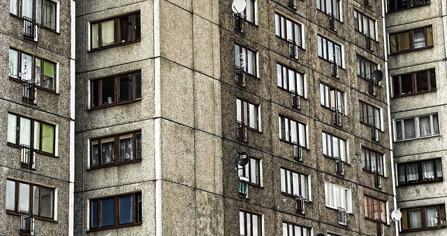 Мать с тремя детьми выбросилась из окна 9 этажа в Алматы