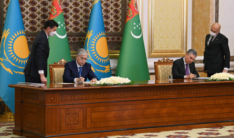 Касым-Жомарт Токаев и Гурбангулы Бердымухамедов провели двусторонние переговоры в расширенном формате